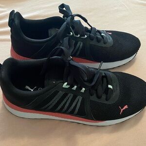 Women’s soft foam Puma sneakers size 9. Fit is wide. Worn once. Like new.